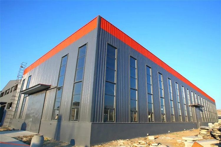 Edificio de acero industrial para taller de producción con panel sándwich