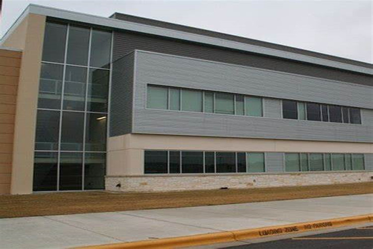 Edificio de acero con pared de cortina de vidrio.
