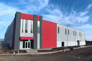 Construcción de edificios con estructura de acero para almacenamiento y sala de exposición.