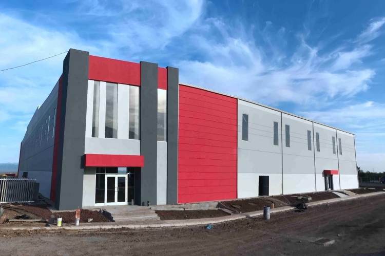 Construcción de edificios con estructura de acero para almacenamiento y sala de exposición.