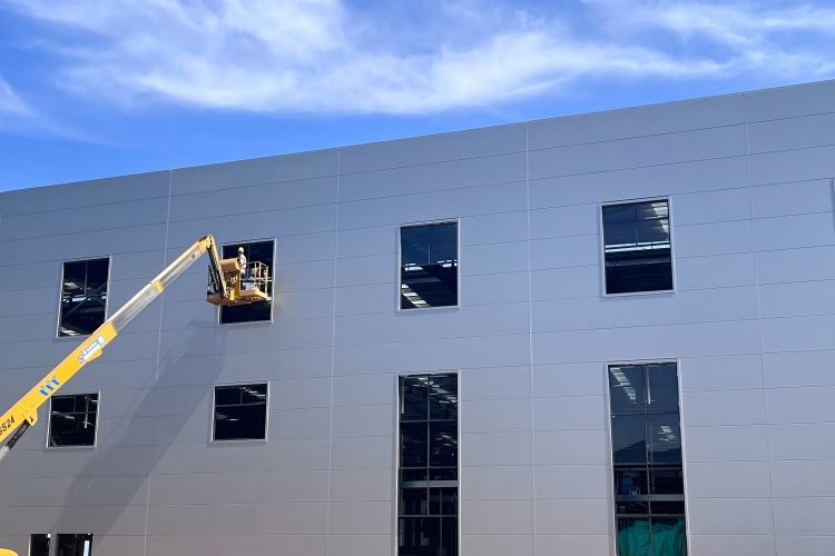 Construcción de edificios con estructura de acero para almacenamiento y sala de exposición.