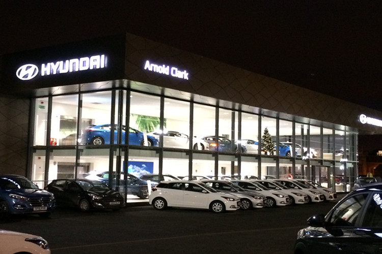 Sala de exposiciones de autom&oacute;viles